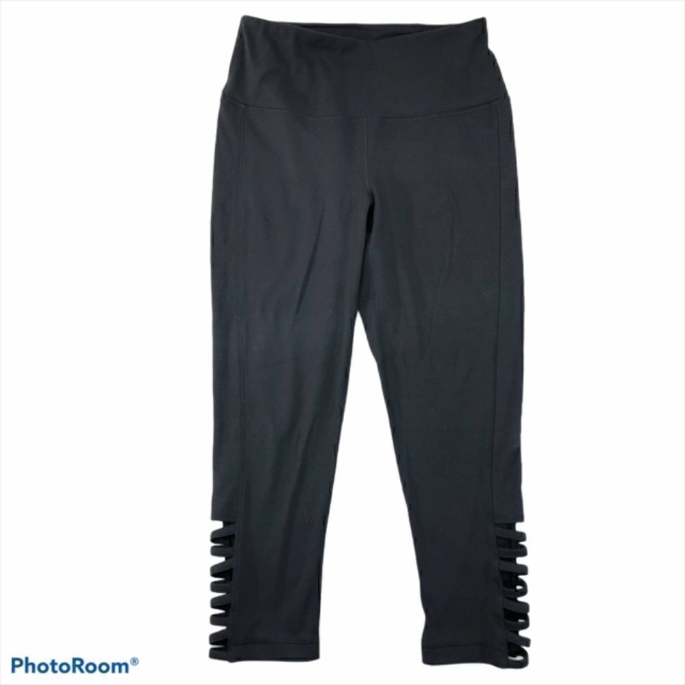 Yogalicious Cropped Black Leggings with Cutout